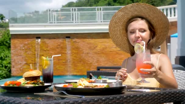 Attraktiv kvinna på tropisk semester i modern resort, dricka kall cocktail — Stockvideo