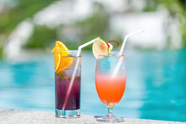 Vacation, summer, holiday, luxury resort. Two glasses with tropical cocktails — Stock Photo, Image
