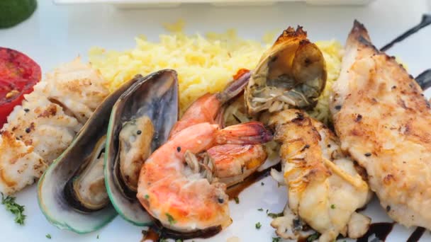 Close-up de prato de frutos do mar com camarão grelhado a carvão, mexilhões cozidos, lula — Vídeo de Stock