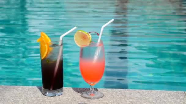 Trinken Sie im Urlaub tropische Cocktails. Gläser mit vereisten alkoholischen Cocktails — Stockvideo