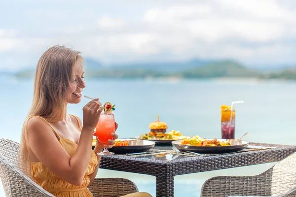 Yemek masası ve lüks seyahat eden kadın tatilde, deniz manzarası, tatilin tadını çıkar. — Stok fotoğraf