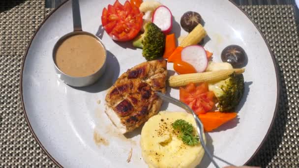 餐馆提供健康午餐，并配以鸡胸肉和烤蔬菜 — 图库视频影像