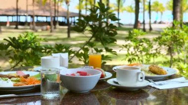 Lüks egzotik tatil beldesindeki açık hava restoranında kahvaltı.