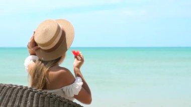 Tanınmayan genç bayan, tropik tatil beldesine yaz tatilinin tadını çıkarıyor.