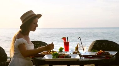 Tatil tatilindeki genç güzel kadın rahatla özel romantik akşam yemeğinin tadını çıkar.