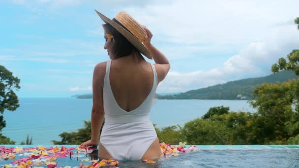 Sexy młoda kobieta w kąpielówkach relaks i korzystających z kąpieli słonecznych i wakacje w jacuzzi — Wideo stockowe
