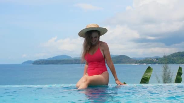 Attraente donna magra in costume da bagno divertimento in piscina in vacanza tropicale — Video Stock