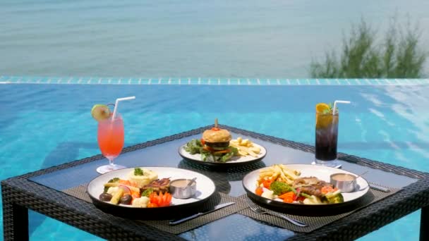 Luksusowe śniadanie lub kolacja żywności na stole z pięknym tropikalnym morzu — Wideo stockowe