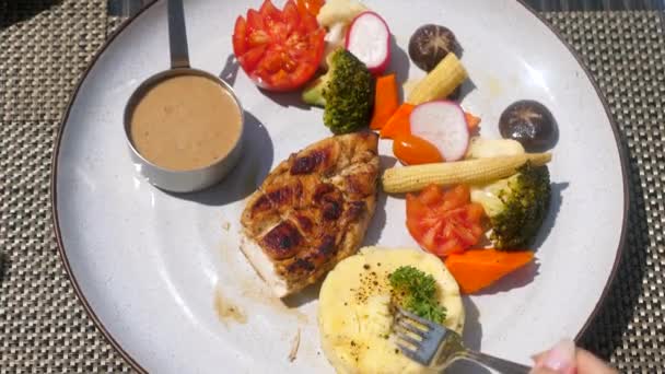 Mesa de jantar com alimentos saudáveis de alta proteína e legumes no restaurante ao ar livre — Vídeo de Stock