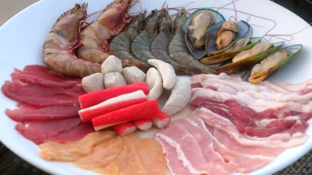 Prato com frutos do mar, fatias de carne de porco e carne de vaca para sukiyaki, bbq ou shabu shabu — Vídeo de Stock