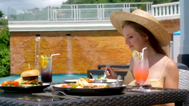 Τραπεζαρία πολυτελές ξενοδοχείο beach club, ελκυστική γυναίκα τρώει μεσημεριανό γεύμα, πρωινό — Αρχείο Βίντεο