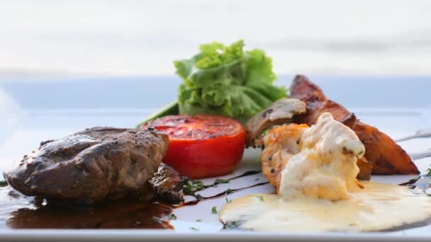 Detailní záběr na talíř filet mignon hovězí steak na plážovém stole v resortu restaurace — Stock video