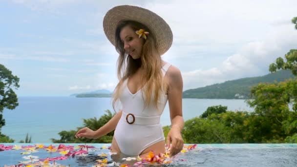 Sexy Mädchen im Badeanzug mit Strohhut entspannen auf tropischen Villa Outdoor-Whirlpool — Stockvideo