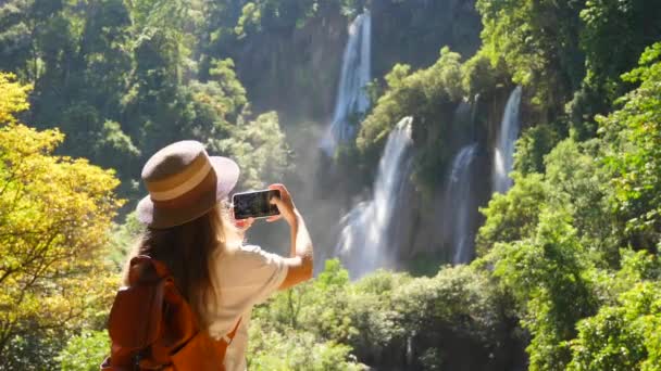 Blogger de viajes mujer de viaje o aventura en la cascada de Tee Lor Su en Tailandia — Vídeos de Stock