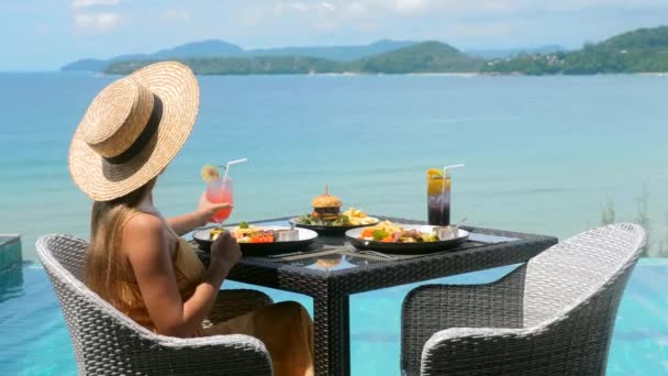 Viajante turista mulher em chapéu de palha relaxar férias tropicais, beber coquetel — Vídeo de Stock