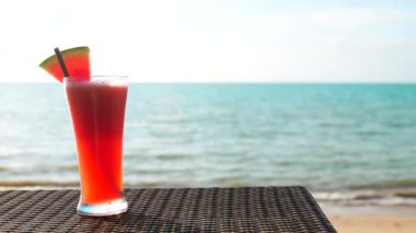 Karpuz dilimli sağlıklı meyve kokteyli, renkli ferahlatıcı smoothie.