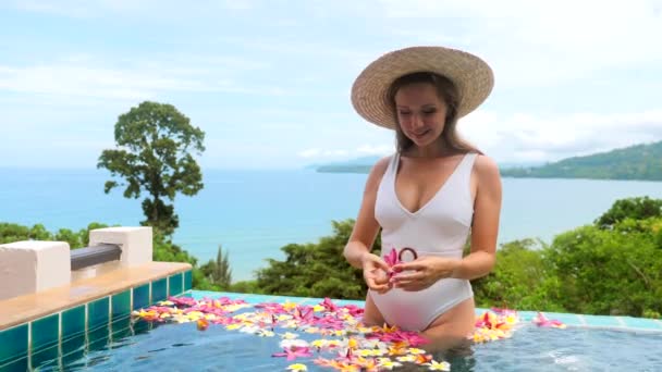 Szczęśliwa uśmiechnięta kobieta na romantycznych wakacjach w pięknym krajobrazie z kwiatami — Wideo stockowe