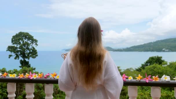 Γυναίκα απολαμβάνει διακοπές στο πολυτελές ξενοδοχείο beach resort με τροπική θέα στη θάλασσα — Αρχείο Βίντεο