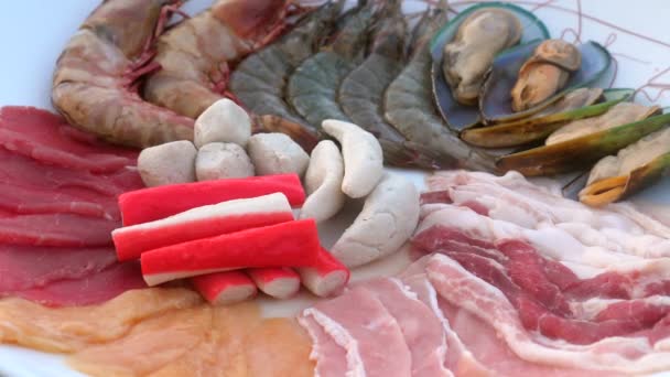 Assortiment van verse zeevruchten, vlees voor het koken in grill of hete pot, Aziatisch voedsel — Stockvideo