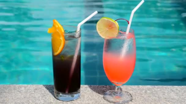 Bebidas frescas de cócteles tropicales de verano junto a la piscina en un moderno resort de lujo — Vídeos de Stock