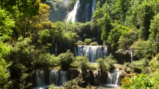 La cascada más grande Thi Lo Su Waterfall o Thee Lor Sue en Tailandia en Tak — Vídeos de Stock