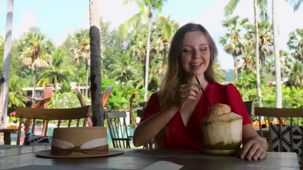 Felice viaggiatore donna relax in caffè con giovane cocco sulla spiaggia con palme — Video Stock