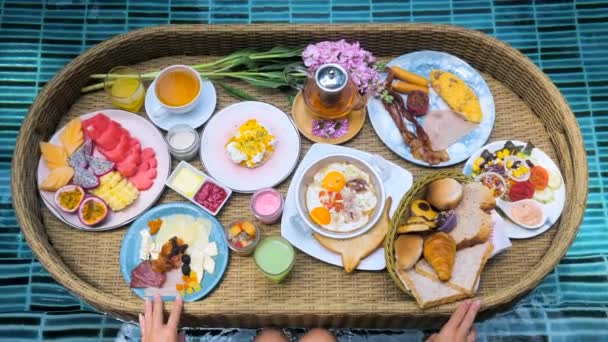 Vassoio per colazione galleggiante in piscina nella lussuosa villa d'albergo del resort — Video Stock