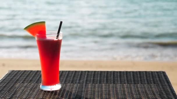 Φρέσκος χυμός καρπουζιού σε τροπική παραλία, διακοπές, ταξίδια ή διακοπές έννοια — Αρχείο Βίντεο