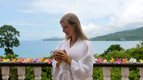 Concetto di vacanza estiva. Donna viaggiatore felice con una tazza di caffè caldo — Video Stock