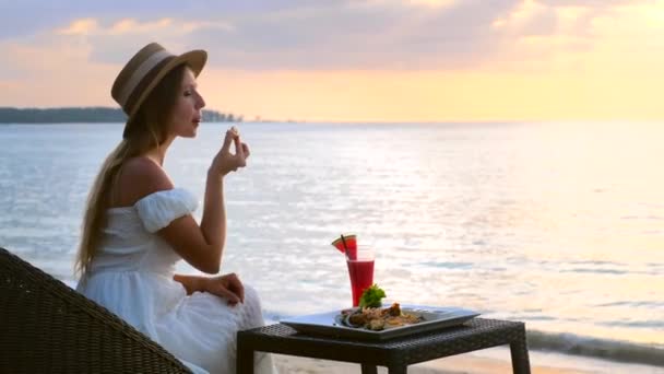 Kobieta turysta jeść jedzenie, patrzeć na piękny widok na morze, cieszyć się jej wakacje — Wideo stockowe