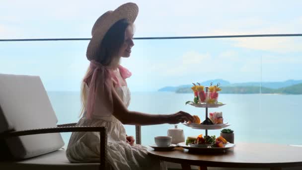 Te med urval av olika desserter i lyxig restaurang med havsutsikt — Stockvideo