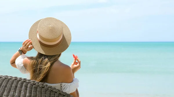 Gelukkig meisje genieten van zomervakantie reis naar tropisch resort aan turquoise zee — Stockfoto