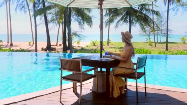 Luxusurlaub in einem modernen Hotelresort. Reisende Frau in Kleid und Hut — Stockvideo
