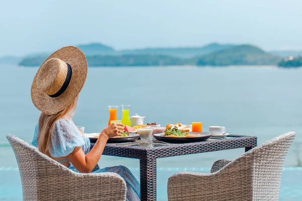 隐姓埋名的女人享受奢侈的生活方式度假旅行吃早餐 — 图库照片