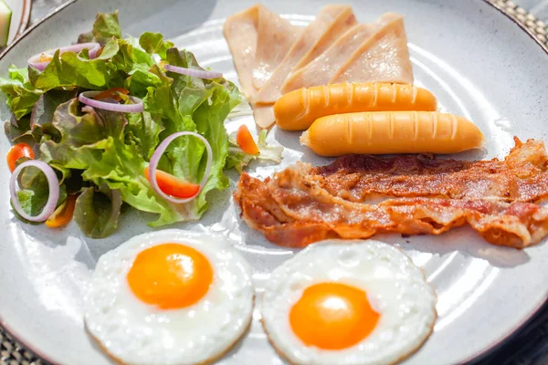Café da manhã americano com dois ovos ensolarados no restaurante ao ar livre no hotel — Fotografia de Stock
