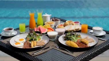 Havuz kenarında Amerikan kahvaltısı, lüks otel otelinde egzotik yemekler.