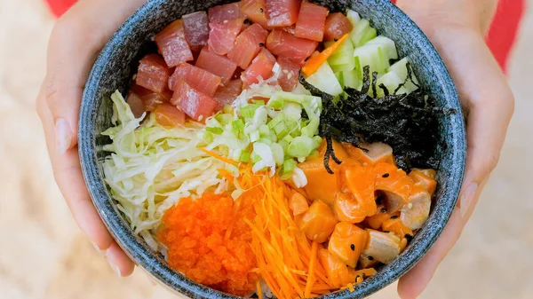 Comida saludable con mariscos y verduras crudas. Poke bowl con salmón y atún — Foto de Stock