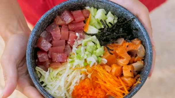 Çiğ deniz ürünleri ve sebzeli sağlıklı yiyecekler. Somon ve ton balığıyla karıştırın. — Stok video