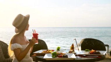 Genç bir kadın güzel bir restoranda romantik bir kahvaltı yapar.