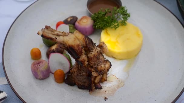 Cremalheira grelhada de cordeiro com legumes enfeite, restaurante delicioso prato de carne — Vídeo de Stock