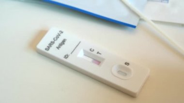 Otomatik tanı için hızlı koronavirüs atk test kiti kullanıldı.