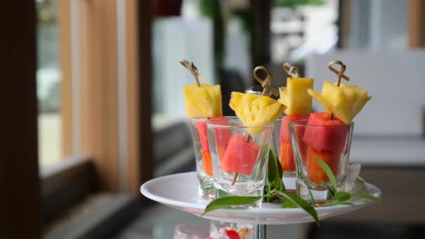 Verse zomer tropische vruchten bamboe spiesen, gezonde rauwe maaltijd snack voor feest — Stockvideo