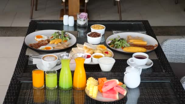 Reggeli a szállodában, felszolgált reggeli étkezési asztal két fő részére étteremben — Stock videók