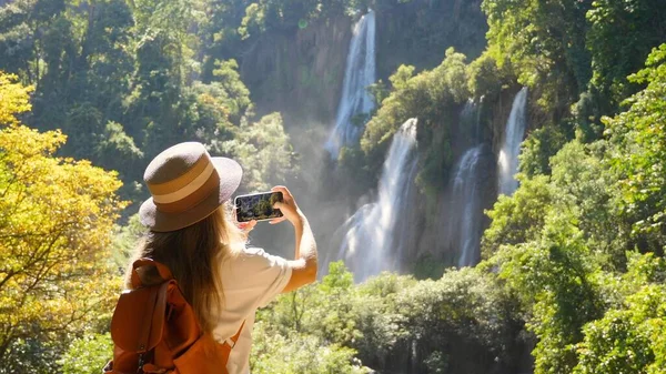 Путешествуйте блоггер женщина в поездке или приключение на Tee Lor Su водопад в Таиланде — стоковое фото
