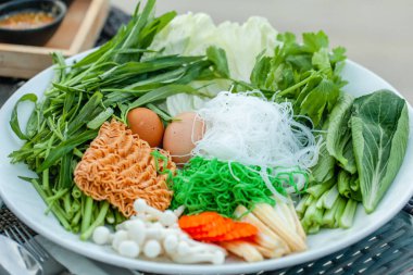 Taze sebze, erişte, mantar ve yumurta çeşitleri ızgara veya sıcak tencerede pişirmek için. Geleneksel vejetaryen yemekleri - Japon shabu shabu ya da sukiyaki için hazırlandı. Sağlıklı buğulanmış yemek.