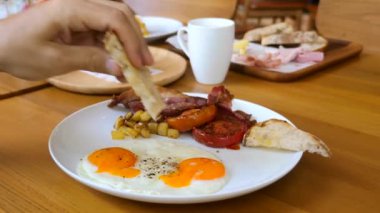 Lokantada ya da kafede yumurta sarısına, kahvaltıda ya da öğle yemeğinde erkek el ekmeği.