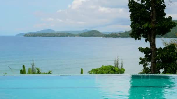 Piscina infinita com vista mar e oceano em fundo céu azul — Vídeo de Stock