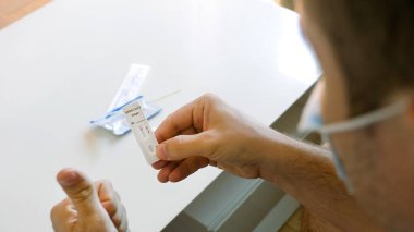 Erkekler koronavirüs atk enfeksiyon kapmamış 1 şeritli, yüz maskesi çıkarın.