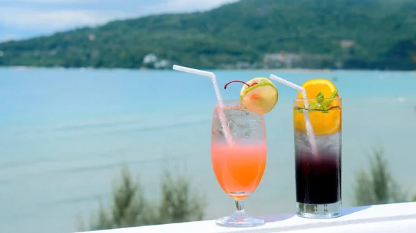 Twee cocktailglazen met fruitdecoratie in luxe hotelresort met Sea — Stockfoto