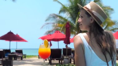 Yaz gezisinde ya da macerada mutlu bir kadın. Yüzme havuzunda genç bir kız. 